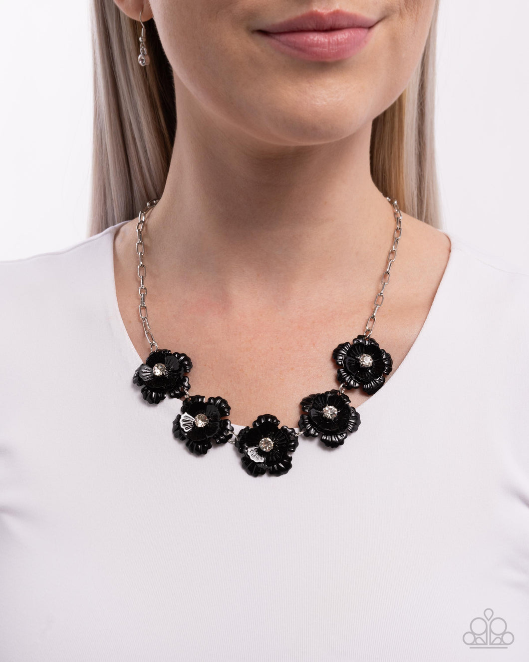 Flower Chain - Black #N722